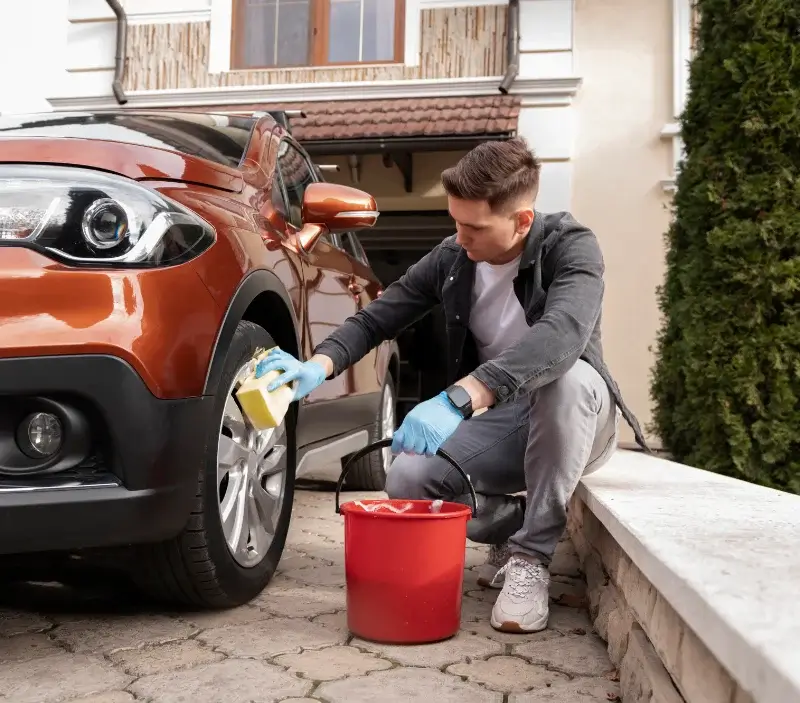 Lavage auto à domicile Lesgor : professionnel intervenant sur un véhicule